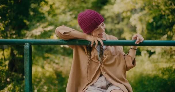 度假时坐在森林栏杆上的快乐女性游客 — 图库视频影像