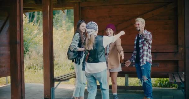 休暇中に観光客の友人を抱きしめる陽気な若い女性 — ストック動画