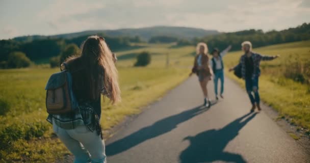 Fiatal Filmezés Barátok Szórakozás Miközben Fut Gyalogúton Közelében Rét Ellen — Stock videók