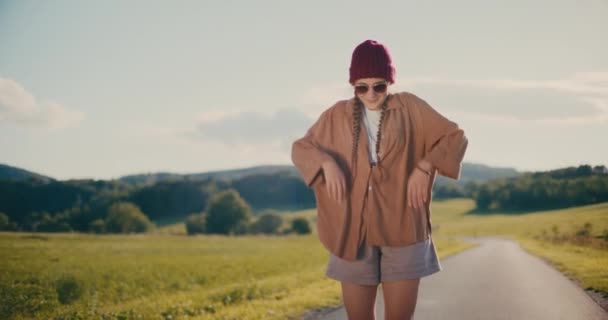 Jeune Femme Souriante Les Bras Tendus Debout Sur Sentier Près — Video