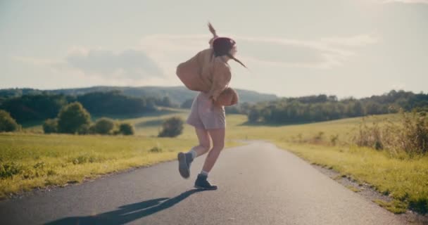 Genç Kaygısız Kadın Gökyüzüne Karşı Çayıra Doğru Özgürce Koşuyor — Stok video