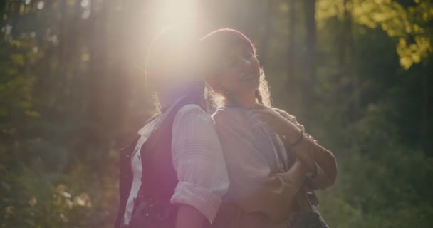 快乐的女性朋友 眼睛闭着 站在林子里享受假期 — 图库视频影像