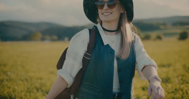 Happy Young Female Tourist Wearing Sunglasses Hat Walking Meadow Vacation — Stock Video