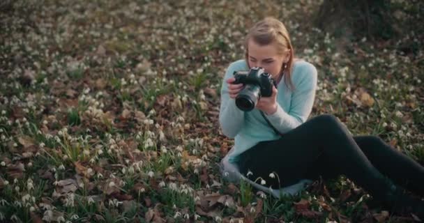 Belle Jeune Femme Blonde Photographiant Des Fleurs Chute Neige Tout — Video