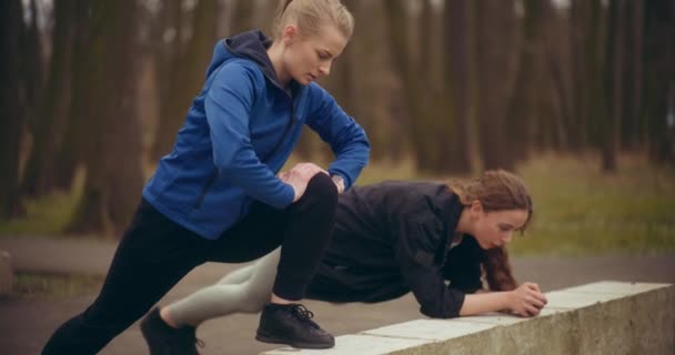 Fit Mladá Žena Dělá Zahřát Cvičení Přítelkyní Lavičce Parku — Stock video