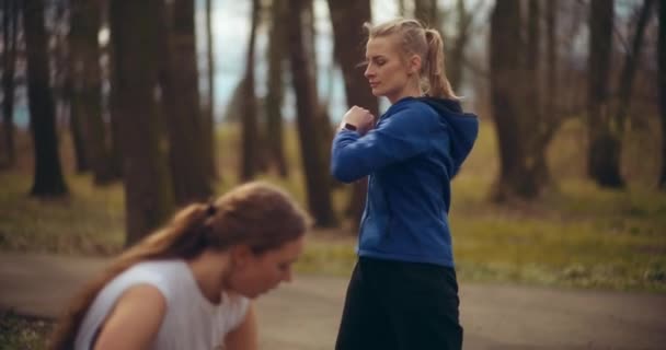 Přizpůsobit Mladé Přítelkyně Dělá Zahřívat Cvičení Při Cvičení Zahradě — Stock video