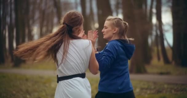 快乐的年轻女性朋友在公园里做热身运动时 会给她们五块钱 — 图库视频影像