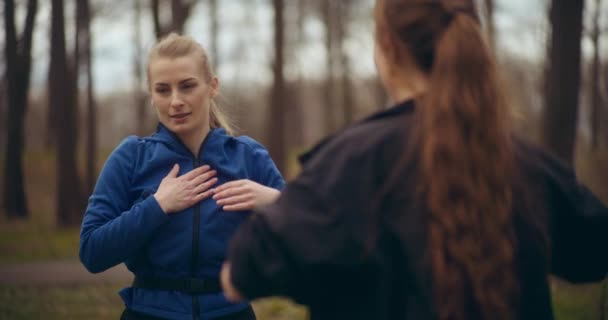 Attraktiv Ung Kvinne Øver Skuldertrening Med Kvinnelig Venn Hagen – stockvideo
