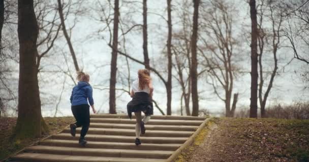Bahçedeki Yarış Sırasında Merdivenlerde Koşan Genç Kadınların Arka Görünüşü — Stok video