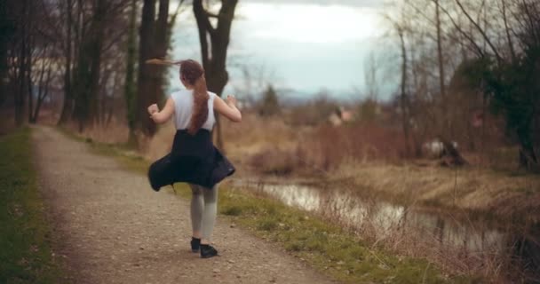 Joyeux Jeune Femme Filant Aime Danser Dans Jardin — Video