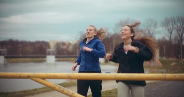 Веселые Молодые Женщины Бегают Трогают Бар Занимаясь Спортом Парке — стоковое видео