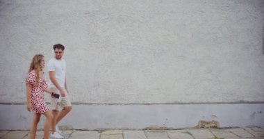 Sarışın genç bir kadın hafta sonu boyunca erkek arkadaşıyla yürüyordu.