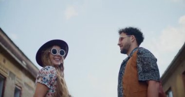 Neşeli sarışın kadın tatil sırasında şehirde gökyüzü tarafından beş erkek arkadaşına kafayı çekiyor.