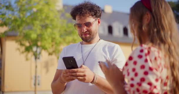 Jonge Man Vrouw Met Behulp Van Smartphones Terwijl Tuin Tijdens — Stockvideo