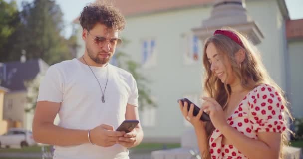 异性恋夫妇用智能手机站在花园 — 图库视频影像