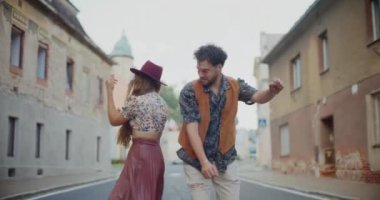 Neşeli genç çift hafta sonu boyunca şehirde sokakta dans etmekten hoşlanıyor.