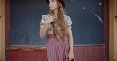 Hafta sonu kentte dikilen şık kıyafetler giyen güzel genç bir kadın.