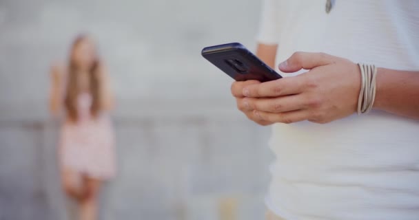 Midsection Mensajería Texto Del Hombre Teléfono Inteligente Con Mujer Segundo — Vídeos de Stock