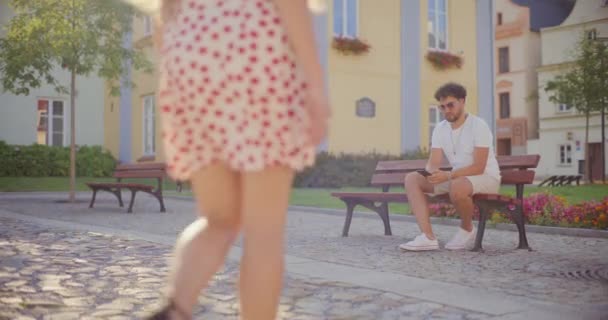 Вид Ззаду Жінка Махає Хлопець Сидить Лавці Парку Під Час — стокове відео
