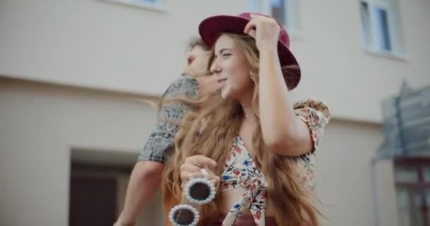 快乐的异性伴侣喜欢周末在城里跳舞 — 图库视频影像