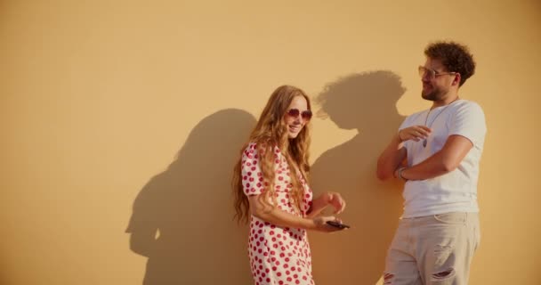 Glückliches Junges Paar Spricht Miteinander Während Der Wand Steht — Stockvideo