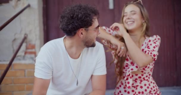Veselý Mladý Pár Směje Zatímco Sedí Dveří Během Dovolené — Stock video