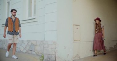 Genç bir adam ve bir kadın hafta sonu boyunca şehirde bir bina inşa ederek yaya yolunda yürüyorlar.