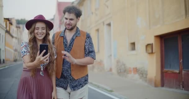 Onnellinen Nuori Pari Vlogging Älypuhelimella Kävellessään Tiellä Kaupungissa Loman Aikana — kuvapankkivideo