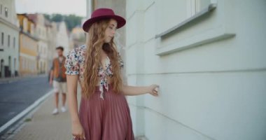 Arka planda erkek arkadaşı olan şık sarışın bir kadın.