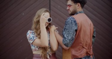 Güzel bir kadın şık kıyafetler giyiyor ve hafta sonu erkek arkadaşıyla vakit geçiriyor.