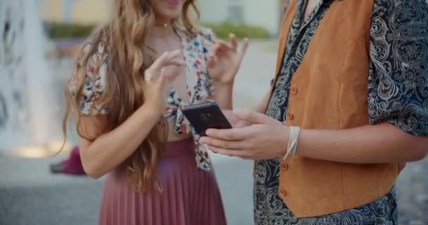 Sarışın Bir Kadın Erkek Arkadaşıyla Parkta Cep Telefonunu Paylaşıyor — Stok video