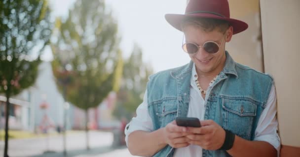 Smiling Tampan Pria Teks Pesan Telepon Pintar Selama Hari Cerah — Stok Video