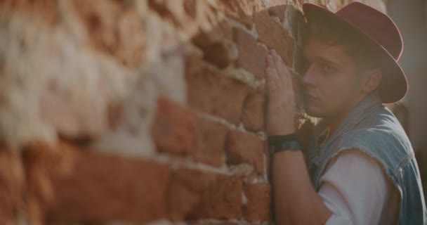 Pemuda Tampan Yang Bijaksana Memakai Topi Bersandar Dinding Bata — Stok Video