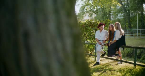 Młodzi Mężczyźni Kobiety Rozmawiają Sobą Ogrodzie Podczas Wakacji — Wideo stockowe