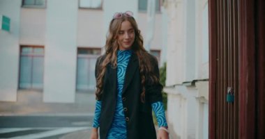 Güzel sarışın genç bir kadın hafta sonu boyunca yolda yürüyordu.