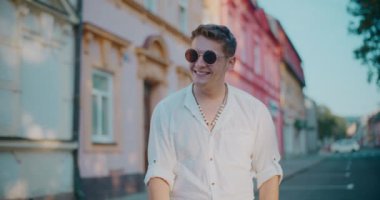 Hafta sonu şehirde gezen mutlu yakışıklı genç adam.