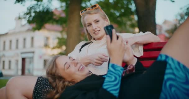 年轻女性周末在花园里用手机和女友聊天 — 图库视频影像