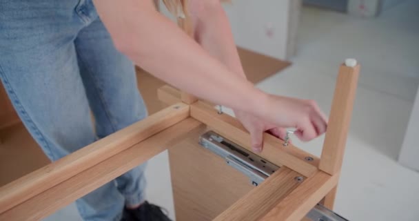自宅で木製のテーブルを作っている間 ネジをきつく締める修理女性のミックス — ストック動画