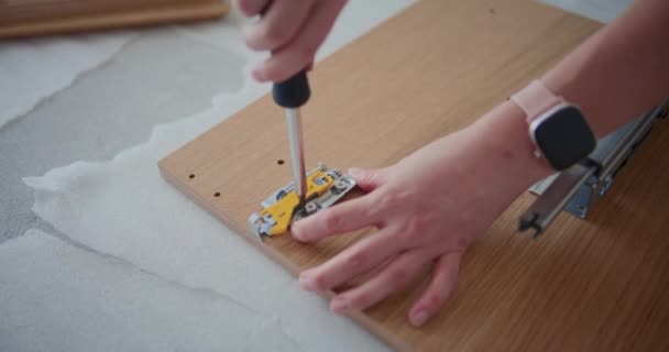 Abgeschnittene Hände Einer Tischlerin Beim Anziehen Von Schrauben Möbelscharnier — Stockvideo