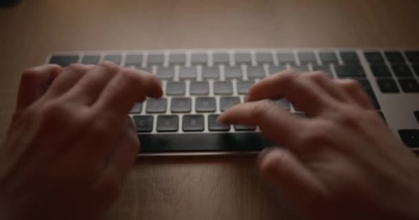Крупним Планом Руки Друкуються Клавіатурі Введення Комп Ютерної Клавіатури Пізнього — стокове відео