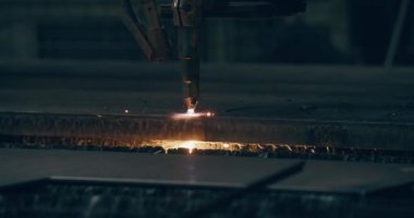 CNC Makinesinin Metal Kesme Metalini Kapat. Metal Çalışmaları Endüstrisi.