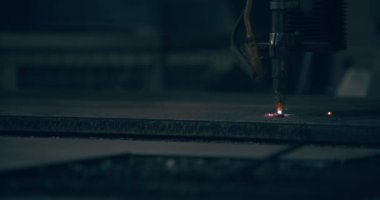 CNC Makinesinin Metal Kesme Metalini Kapat. Metal Çalışmaları Endüstrisi.