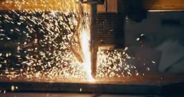 CNC Makinesinin Metal Kesme Metalini Kapat. Metal Çalışmaları Endüstrisi.