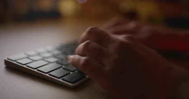 Klavyede Ellerin Kapanışı Klavyesinde Bilgisayar Klavyesinde Daktilo Geç Çalışma Şletmeleri — Stok video