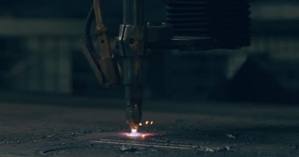 Cnc Makinesinin Metal Kesme Metalini Kapat Metal Çalışmaları Endüstrisi — Stok video