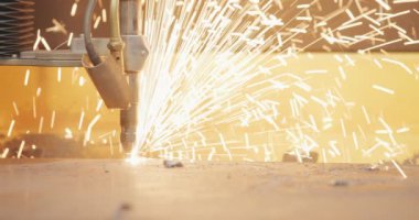 CNC Makinesinin Metal Kesme Metalini Kapat. Metal Çalışmaları Endüstrisi.