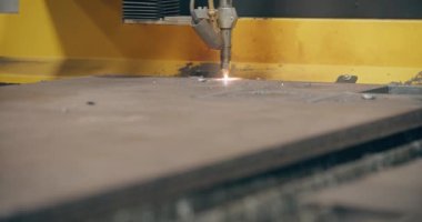CNC Makinesinin Metal Kesme Metalini Kapat. Metal Çalışmaları Endüstrisi.