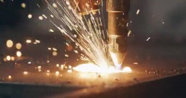 CNC Makinesinin Metal Kesme Metalini Kapat. Metal Çalışmaları Endüstrisi.