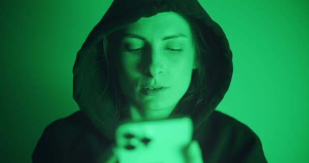 Perempuan Pemburu Haker Mencuri Data Melanggar Perlindungan Pentahapan — Stok Video