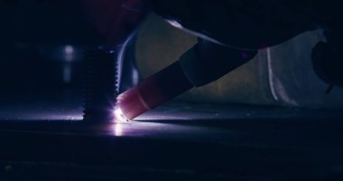 Metal endüstrisinde İşçi Çeliğinin Kapanışı Metal Çalışmaları kıvılcımları